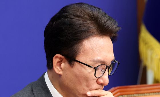 생각에 잠긴 김민석 대표