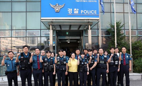 한성숙 총리, 추석 연휴 치안 현장 찾아 격려