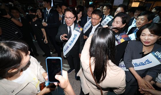 용산역 귀성객 인사하는 김민석 대표
