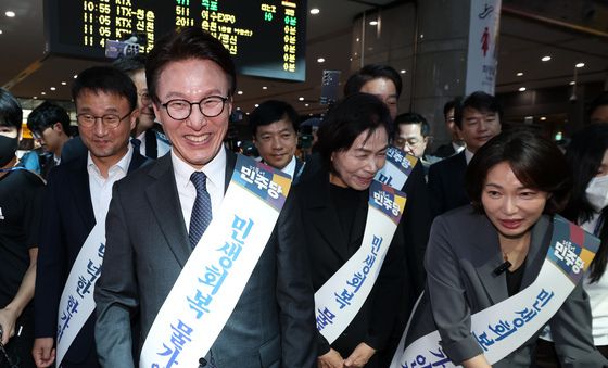 추석 귀성객 인사 나선 민주당