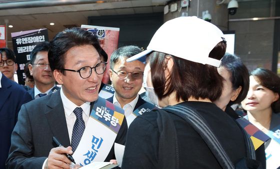 귀성객 만난 김민석 민주당 대표