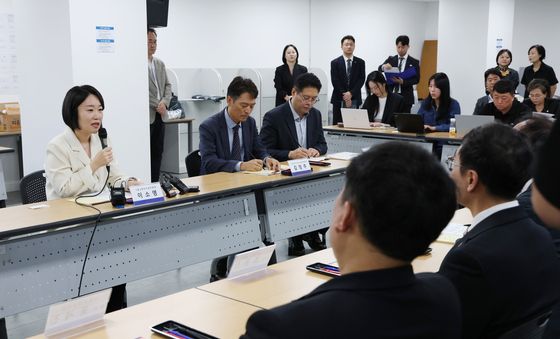 취임 후 첫 일정으로 소상공인 만나는 이소영 장관