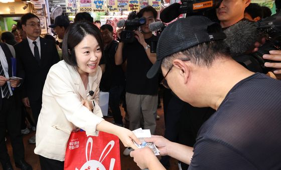 취임 후 첫 일정으로 전통시장 찾은 이소영 장관