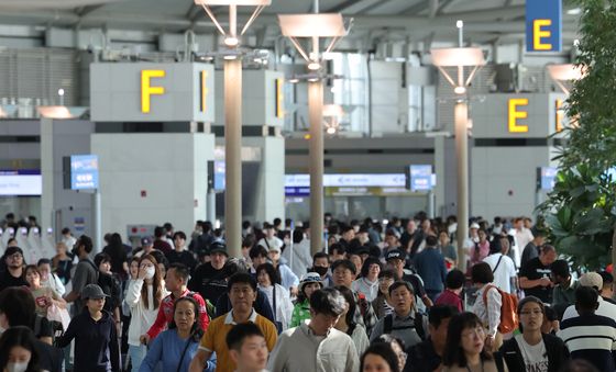 추석 연휴 앞두고 붐비는 인천공항