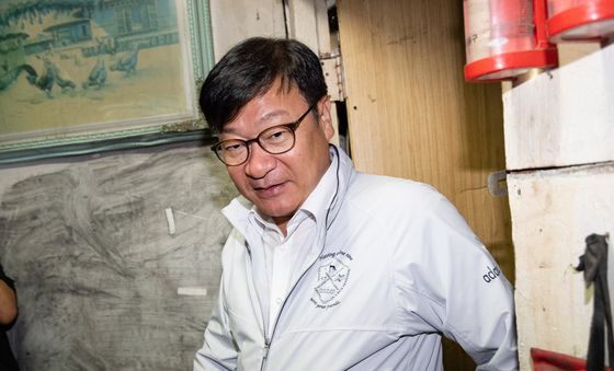 쪽방촌 둘러보는 정점식 원내대표