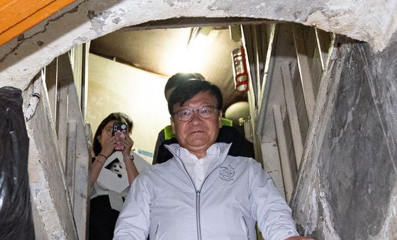 쪽방촌 계단 내려오는 정점식 원내대표