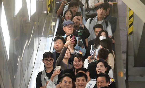 귀성인사 위해 승강장 향하는 민주당 지도부