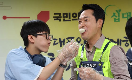 송편 맛보는 장동혁 대표