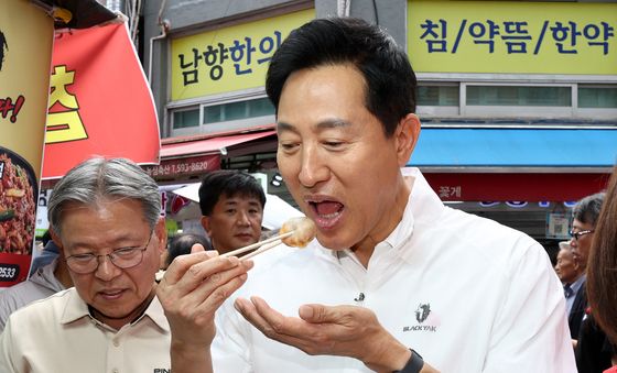 만두 맛보는 오세훈 시장