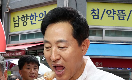 김치 만두 먹는 오세훈 시장