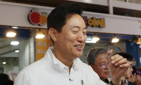 족발 맛보는 오세훈 서울시장