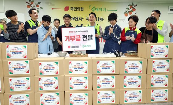 청소년센터에 기부금 전달하는 장동혁 대표