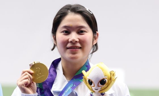 금메달 든 추가은 '사격 첫 금'
