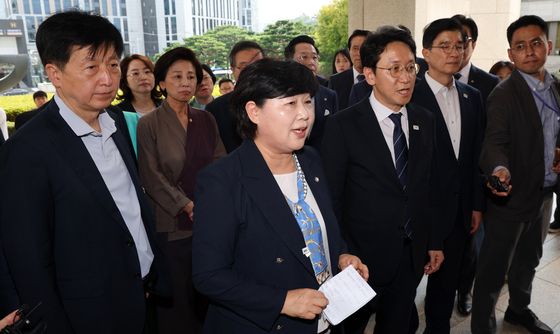 서영교 법사위원장 등 민주당 의원들, 대법원 항의방문