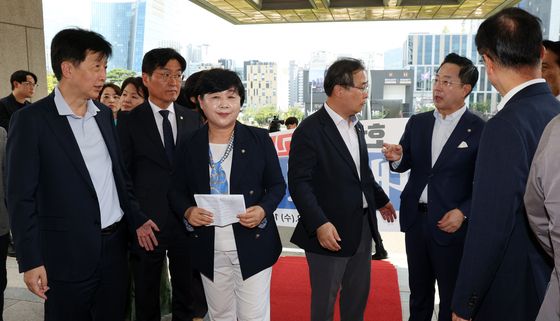 서영교 법사위원장 등 민주당 의원들, 대법원 찾아 항의