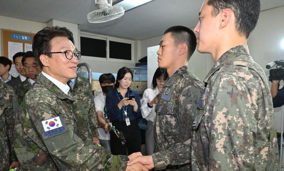 추석 앞두고 군부대 찾은 김민석 대표