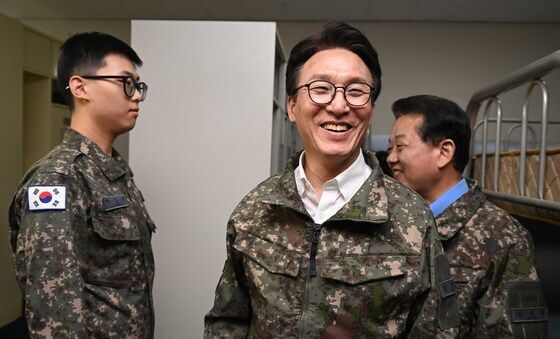 군부대 찾은 김민석 대표