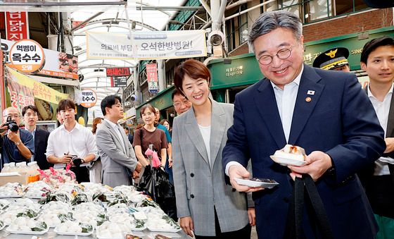 전통시장 방문한 윤호중 장관