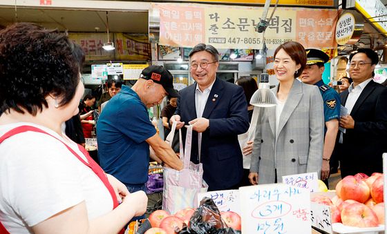 자양전통시장 방문한 윤호중 장관