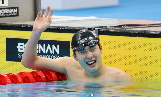 기록 확인하는 황선우 '자유형 200m 은메달'