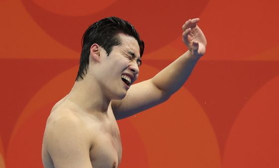 황선우 '은메달도 아쉽네'