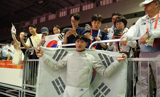 태극기 들고 환호하는 오상욱