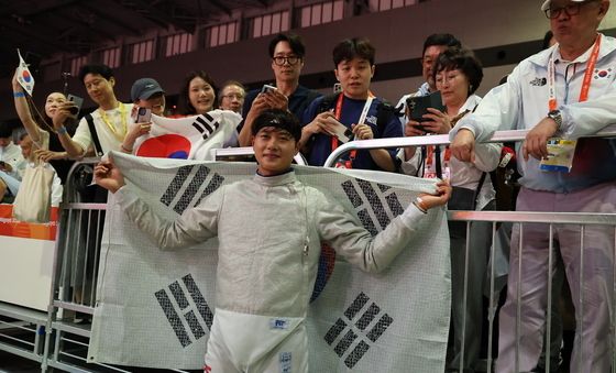 '사브르 개인전 2연속 금메달' 태극기 두른 오상욱