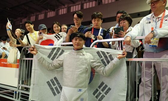 사브르 금메달 오상욱, 태극기 두르고 미소