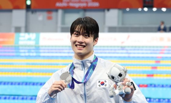 황선우 '은메달 미소'