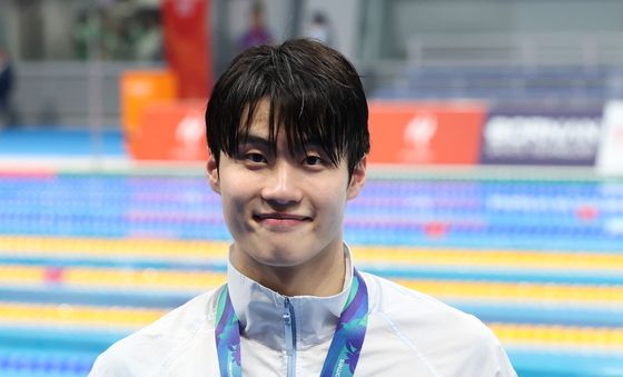 황선우 '은메달 들고'