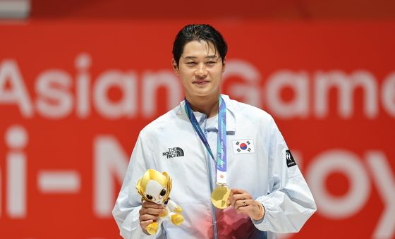 오상욱 '금메달 들고'
