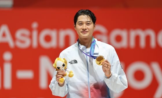 금메달 든 오상욱 '대회 2연패'
