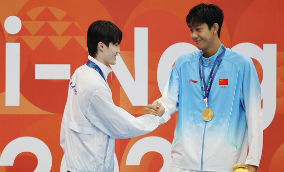 서로 축하해주는 황선우·장잔숴