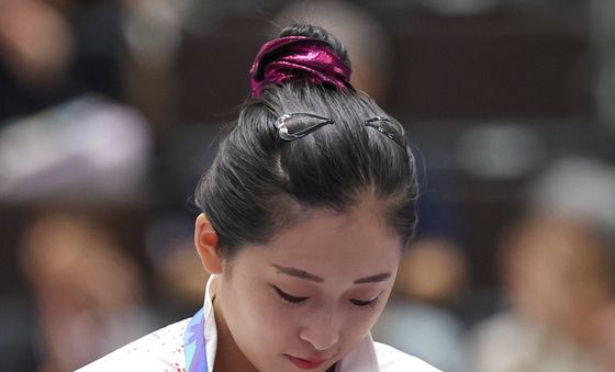안창옥 '메달에 인형 걸기'