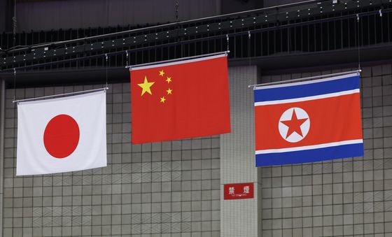 포디움에 걸린 북한 인공기