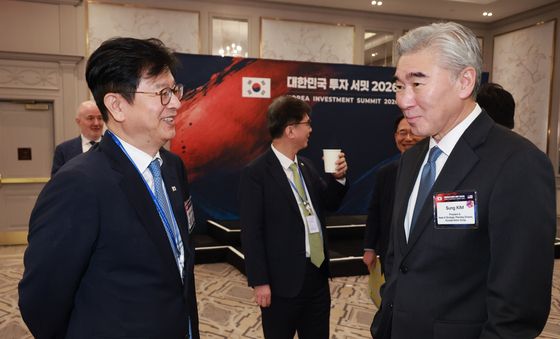 대화 나누는 성기홍 홍보수석·성 김 사장