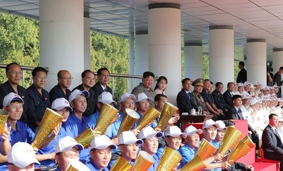 미사일총국·2경제위원회 축구경기 관람하는 김정은