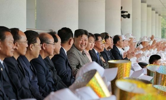 김정은, 미사일총국·제2경제위원회 축구 경기 관람