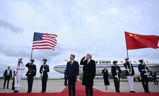 [포토] 美공항 레드 카펫에 서 있는 트럼프-시진핑