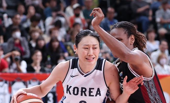 강이슬 '골대를 향해'