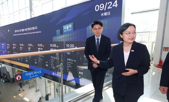 서울역 귀성길 점검하는 한성숙 총리
