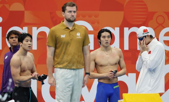 부상 투혼 김우민, 계영 400m 조1위로 결승행