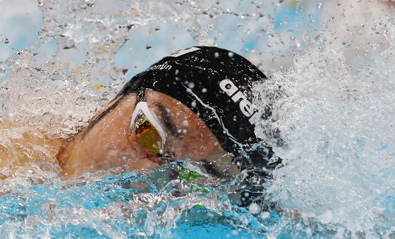 남자 400m 계영 부상 투혼 펼친 김우민