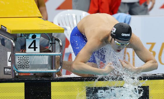 김우민, 남자 400m 계영 시동 준비