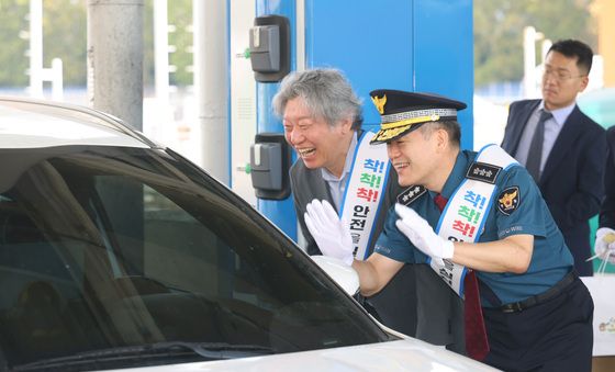 귀성객들에게 인사하는 김종철 경찰청장 직무대행