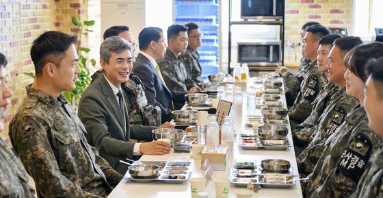 장병들과 오찬하는 강신철 국방장관