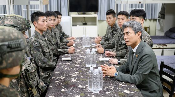 장병들 격려하는 강신철 국방장관