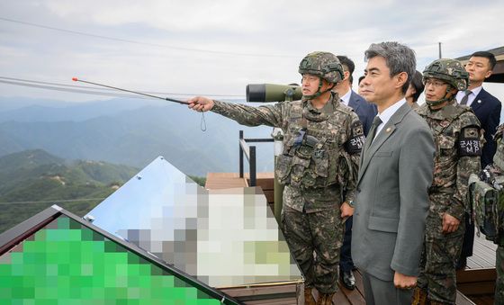 군사대비태세 점검하는 강신철 국방장관