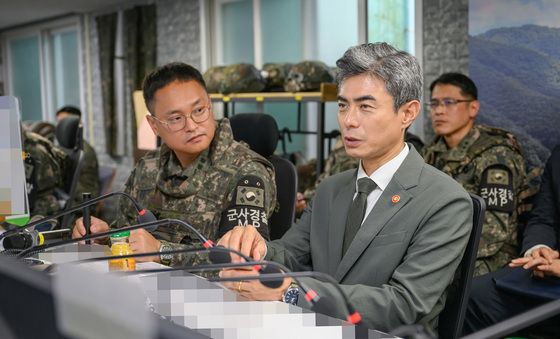 작전상황 보고 받는 강신철 장관