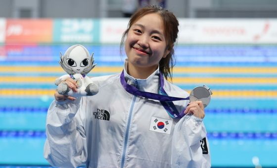은메달 들어보이는 박시은
